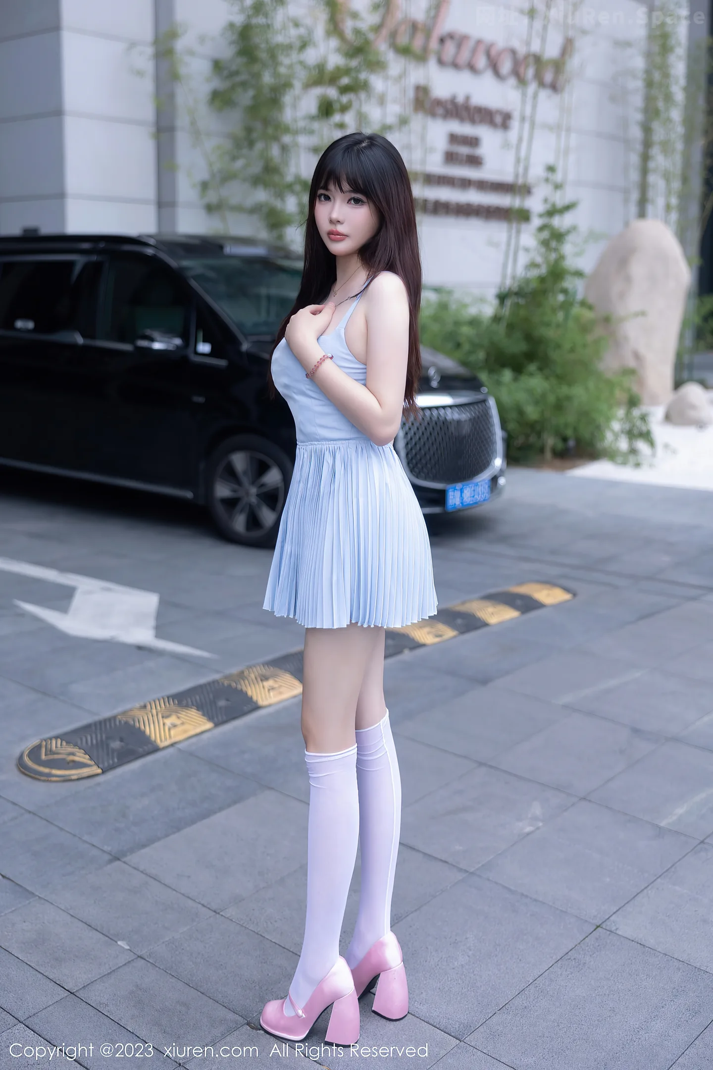 图片[5]-[XiuRen秀人网]VOL.7266 模特Arude薇薇性感淡蓝色连衣短裙配白丝袜秀曼妙身姿诱惑写真69P-秀人网官方网站